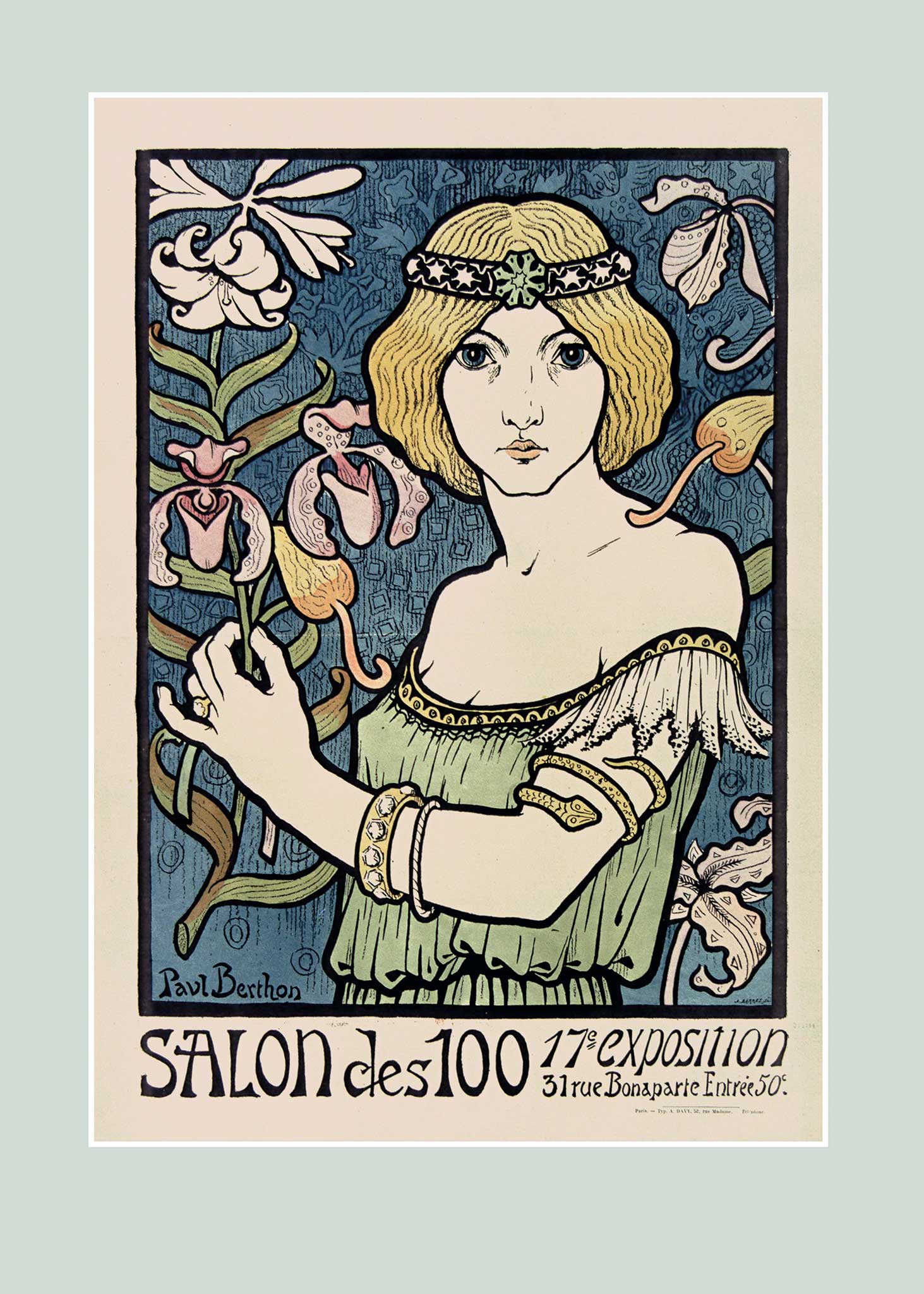 Ein altes Jugendstilplakat von Paul Berthon mit dem Titel „Salon des 100“. Es zeigt eine Frau in einem grünen Kleid mit einem Blumenkranz, die eine blühende Pflanze hält. Der Hintergrund ist mit komplizierten floralen und ornamentalen Mustern verziert. Der Text am unteren Rand wirbt für die 17. Ausstellung in der Rue Bonaparte 31, zu der der Eintritt 50 Centimes kostete.
A vintage art nouveau poster by Paul Berthon titled "Salon des 100." It features a woman in a green dress with a crown of flowers, holding