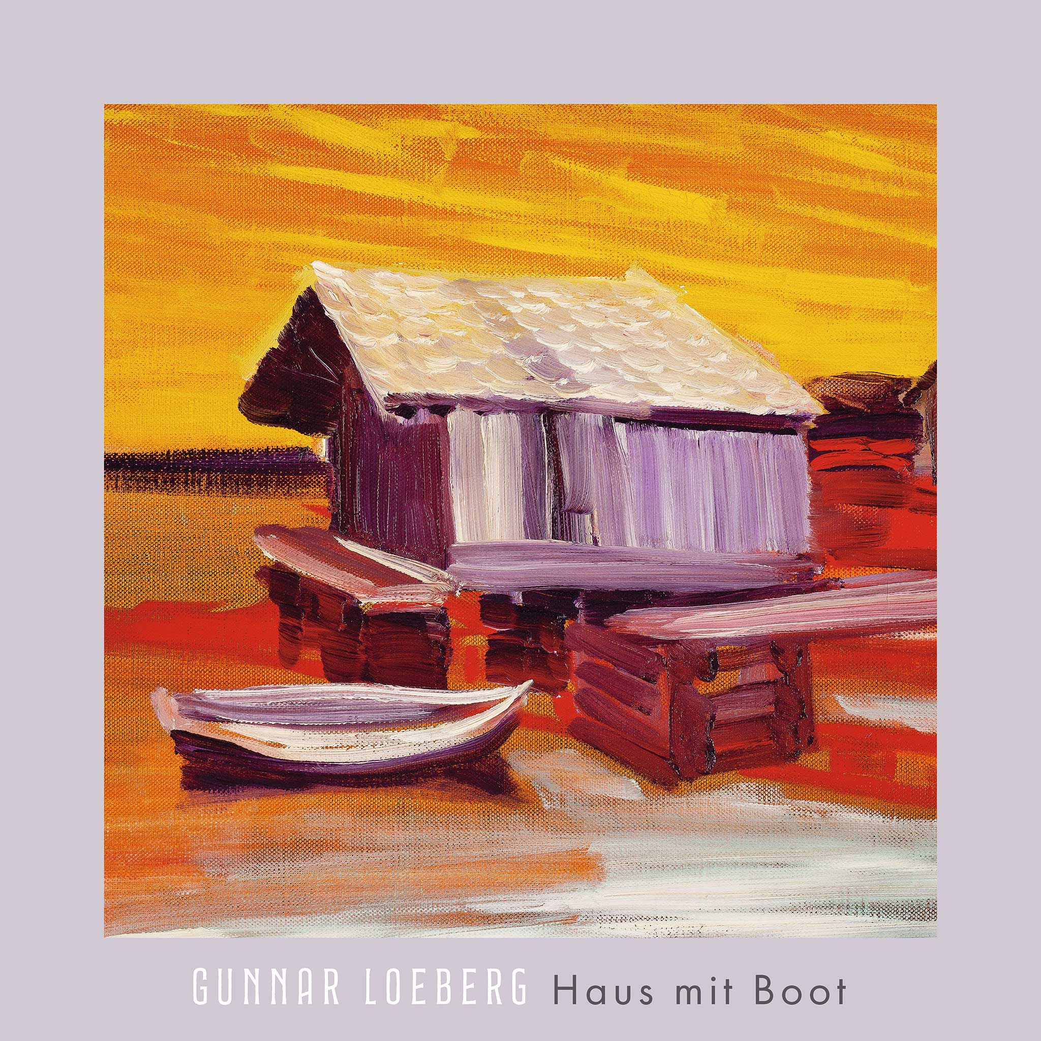 Gemälde mit dem Titel „Haus mit Boot“ von Gunnar Loeberg, das ein Holzhaus neben einem angedockten Ruderboot auf einem Gewässer zeigt, mit einem leuchtend gelben und orangefarbenen Himmel im Hintergrund.
Painting entitled “House with Boat” by Gunnar Loeberg, showing a wooden house next to a docked rowing boat on a body of water, with a bright yellow and orange sky in the background.