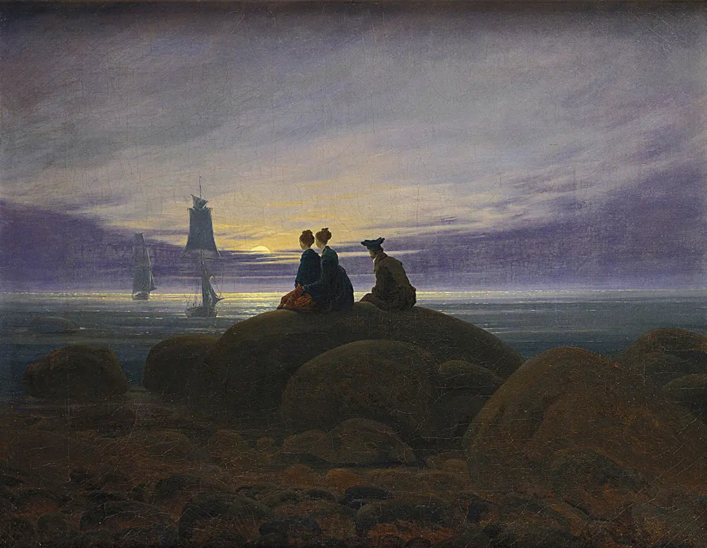 Das Gemälde von Caspar David Friedrich zeigt zwei Personen in historischer Kleidung sitzen in der Abenddämmerung auf einem großen Felsen am Ufer und blicken auf das Meer hinaus. Am Horizont sind eine Windmühle und Segelschiffe zu sehen, die in sanftes Zwielicht getaucht sind. Der Himmel ist eine Mischung aus violetten, blauen und orangefarbenen Tönen.